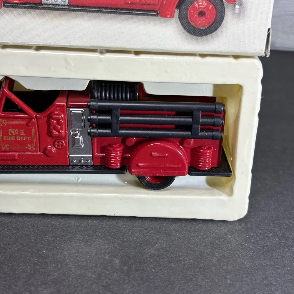 Readers Digest / GM 1939 Ward LaFrance Fire Truck 1999 New In Box‎